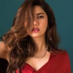 Mahira Khan admits of being in love with someone ‘not from the industry’