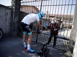 اٹلی کے سائیکلسٹ نے دوائیں پہنچانے کا مشن شروع کردیا