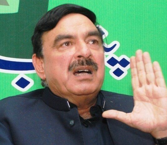 Shibli Faraz is in front of the screen and Bajwa behind him : Sheikh Rashid Shaikh Rasheed Ahmad