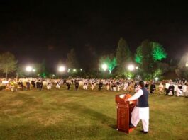 Dinner was given on the greenery of PM’s House, PM went to the seats of members Dinner was given on the greenery of PM's House, PM went to the seats of members