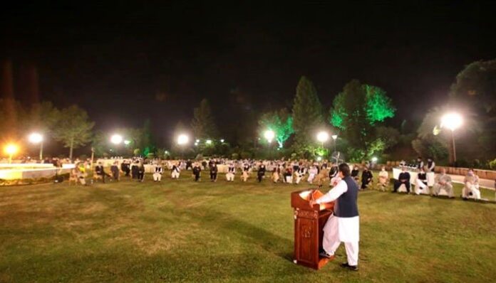 Dinner was given on the greenery of PM's House, PM went to the seats of members