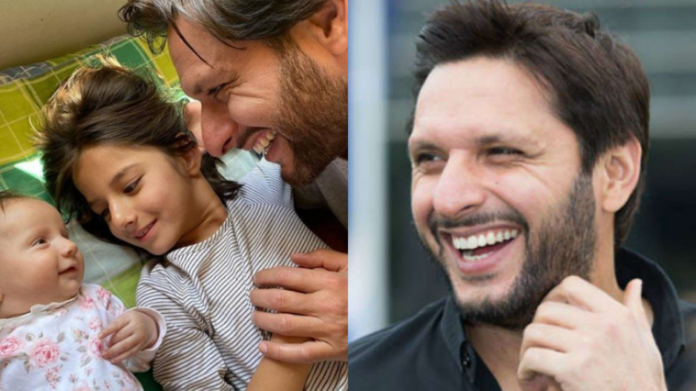 Shahid Khan Afridi With His Daughters