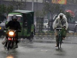 Lahore Awakens With Light Rains Slow Rain in Lahore