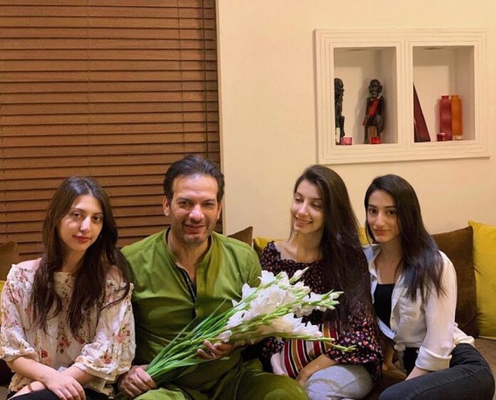 Latest Pictures of Saleem Sheikh with his Beautiful Daughters