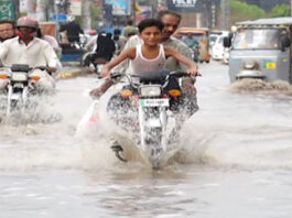 Obstacles For Urban flood Cars And Motorcycles in Multan Flood in Multan