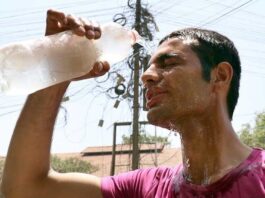 Extreme Heat And Power Outages in Karachi Make Life Difficult For People Load Shedding
