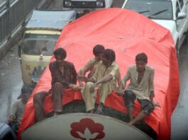 Karachi Awakens From Rain, Federal Cabinet to Meet Today Rain In Karachi