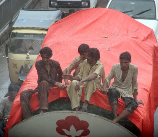 Karachi Awakens From Rain, Federal Cabinet to Meet Today Rain In Karachi