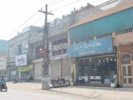 Gujranwala’s lawyer beat drivers and assistants with sticks after an accident Gujranwala's lawyer beat drivers and assistants with sticks after an accident