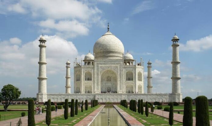 Taj Mahal remained closed to tourists after a record increase in COVID 19