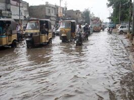 Karachi: Two persons killed due to heavy rain Karachi: Two persons killed due to heavy rain