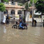 After the rains, the streets made life difficult for the people of Karachi After the rains, the streets made life difficult for the people of Karachi