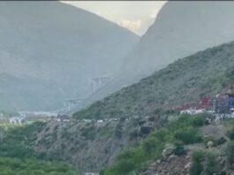 Landslides block Quetta road, stranded tourists queue for hours Landslides block Quetta road, stranded tourists queue for hours