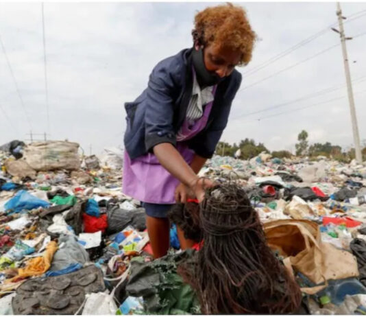 This hairstylist is collecting hair from the dump for extensions This hairstylist is collecting hair from the dump for extensions
