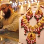 Gold rose by Rs 400 to Rs 119,400 per tola Gold rose by Rs 400 to Rs 119,400 per tola