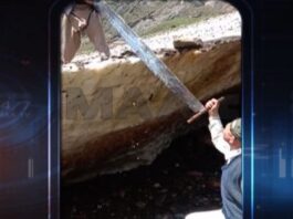 Armed With Saws And Ropes, Residents of Neelum Valley Cleared The Closed Roads Neelum Road Open