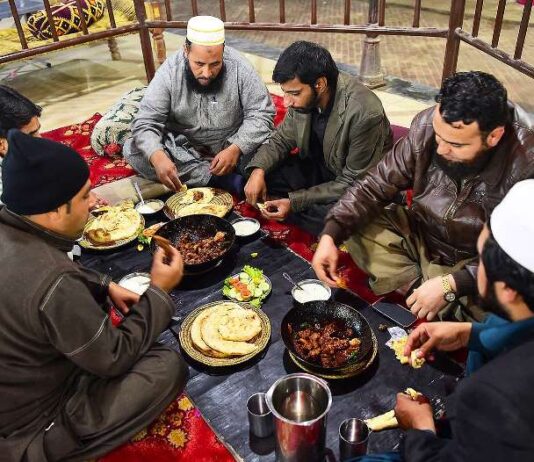 Pakistan Reopened Restaurants, Cinemas And Parks August 10 Restaurants