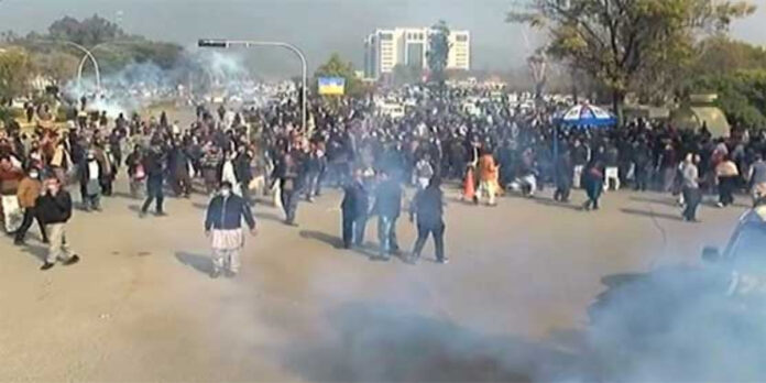 Constitution Avenue Islamabad Became A Battlefield