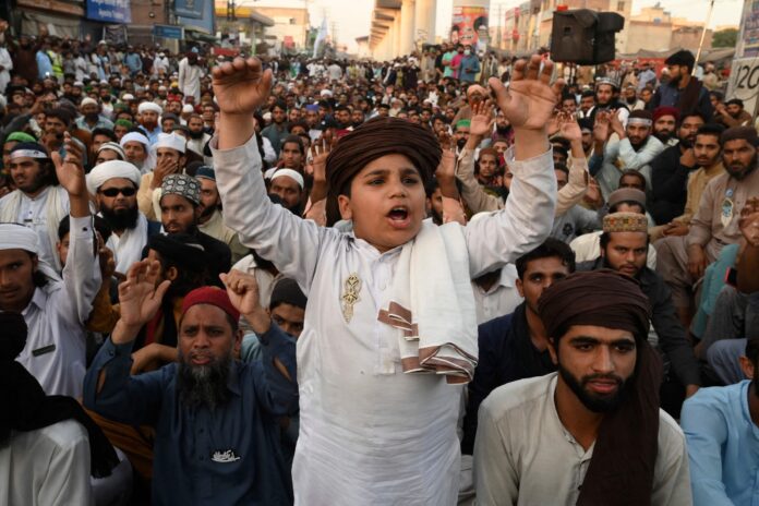 Authorities Sets up barriers at various entrances to Islamabad and Rawalpindi