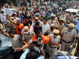 Dozens of people have been arrested in India for disrupting Muslim prayers. Dozens of people have been arrested in India for disrupting Muslim prayers.
