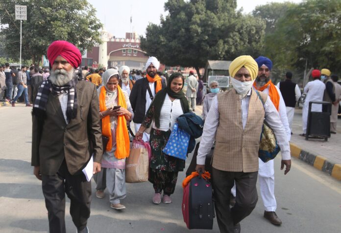 Indian Sikh pilgrims reach Pakistan via Wagah border