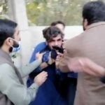 Violence against a citizen who chanted slogans against Imran Khan Violence against a citizen who chanted slogans against Imran Khan
