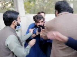 Violence against a citizen who chanted slogans against Imran Khan Violence against a citizen who chanted slogans against Imran Khan